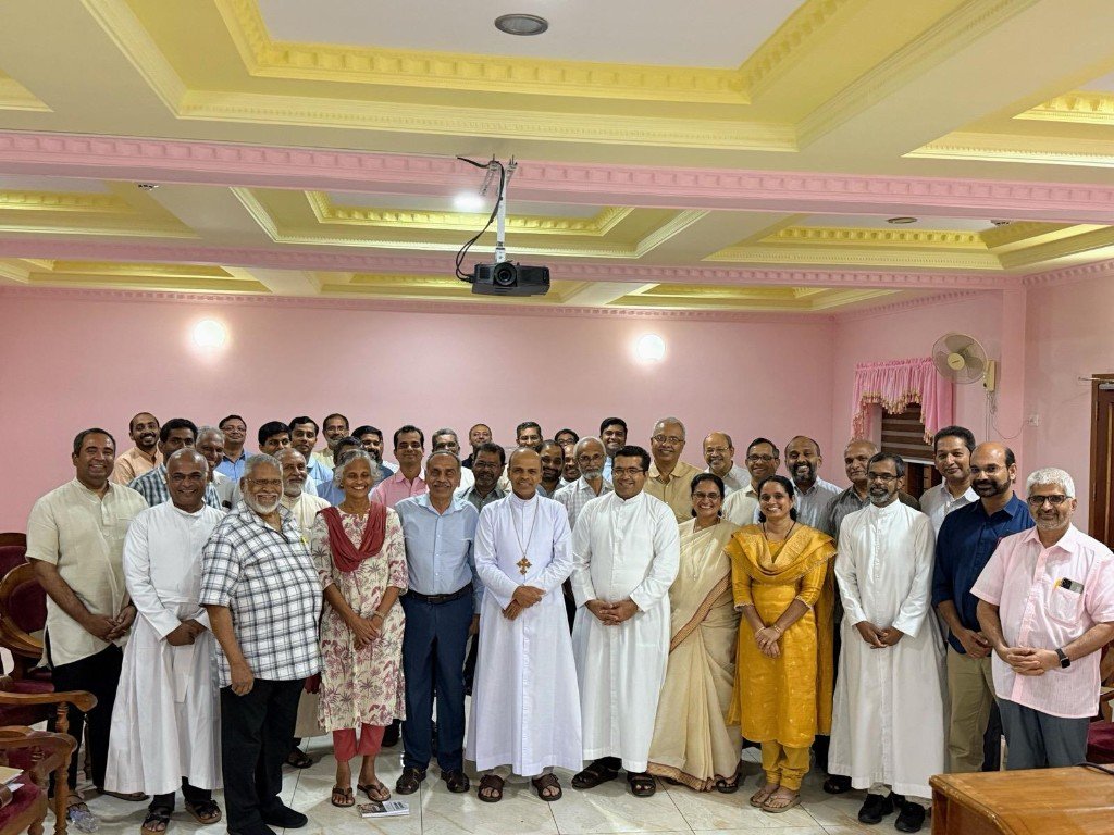 Group photo — Priest Conference Vazhoor November 2025 with Mar Jose Pulickal